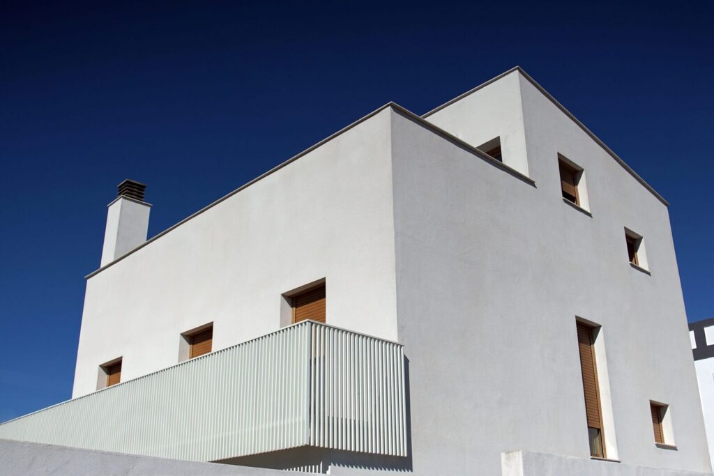 Maison blanche sous un ciel bleu du Sud