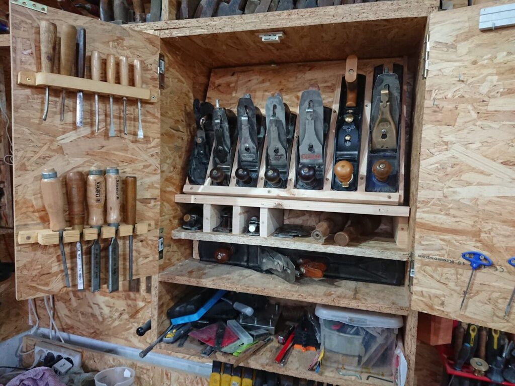Armoire d'atelier rangée avec des outils