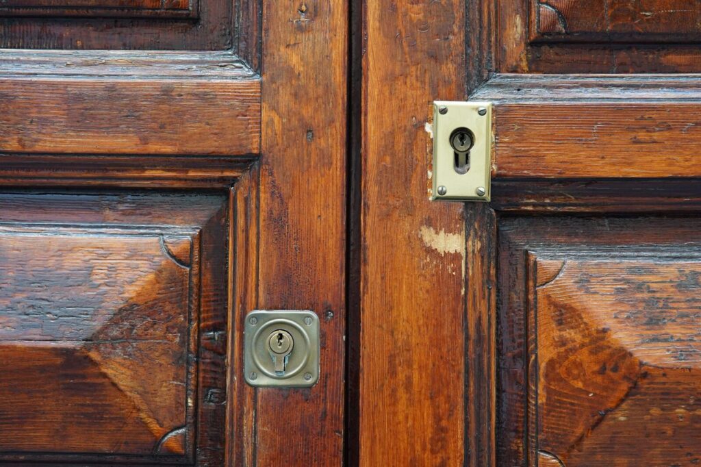 Porte d'entrée en bois avec deux serrures