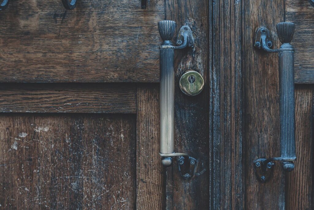 Porte en bois ancienne avec poignée et cylindre de serrure